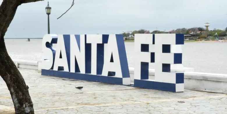 Las letras de Santa Fe ahora lucen azul y blanco junto al Puente Colgante