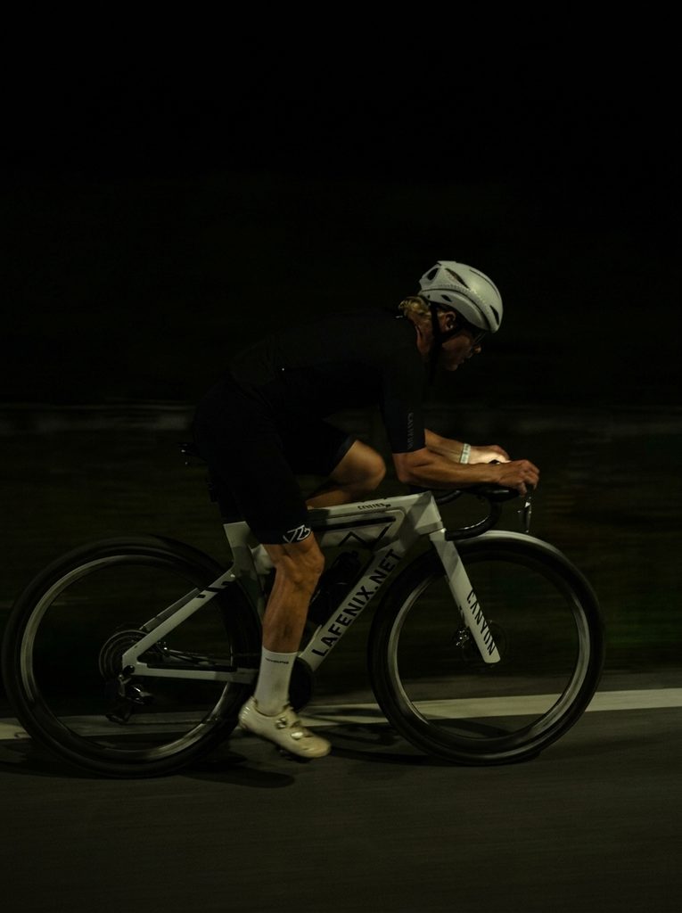 Valtteri Bottas, piloto de F1, viajó 400 kilómetros en bicicleta para llegar al Gran Premio de Singapur